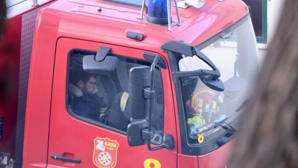 U borbi s vatrenom stihijom povrijeđen je jedan vatrogasac, koji je zadobio opekotine lica. 