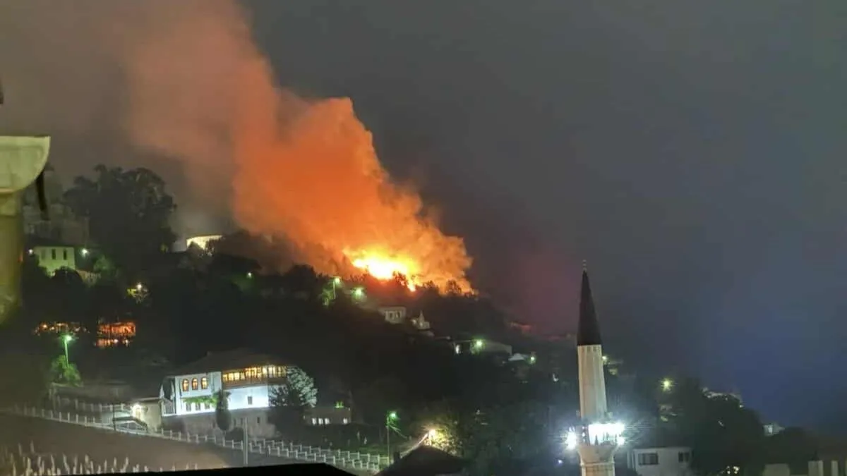 Još uvijek nisu poznati tačni razmjeri štete, ali brzo djelovanje vatrogasnih ekipa će omogućiti sprečavanje većih posljedica. 