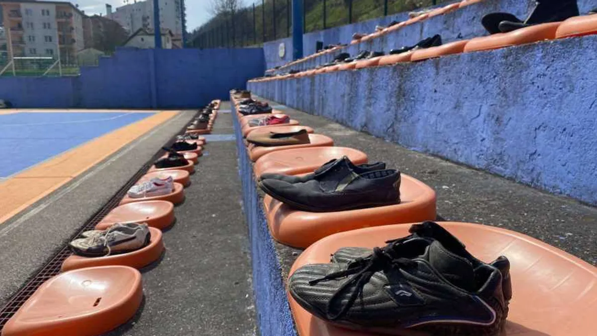 Predmeti koji su godinama čuvani u Komemorativnom centru u Tuzli, a koji su služili kao dokazni materijal u brojnim sudskim procesima.