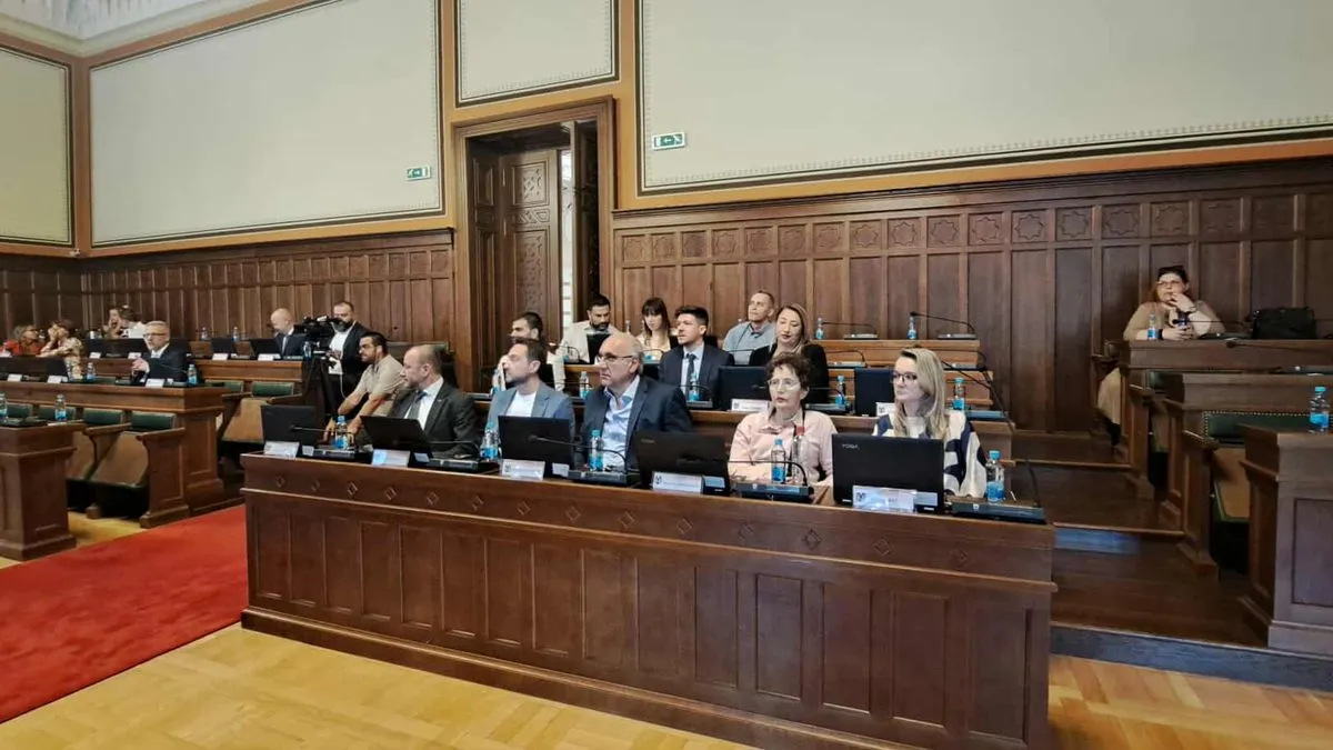 Sjednica je prekinuta 27. maja zvanično zbog nedostatka kvoruma, jer se poslije pauze nisu se pojavili neki vijećnici klubova Trojke.