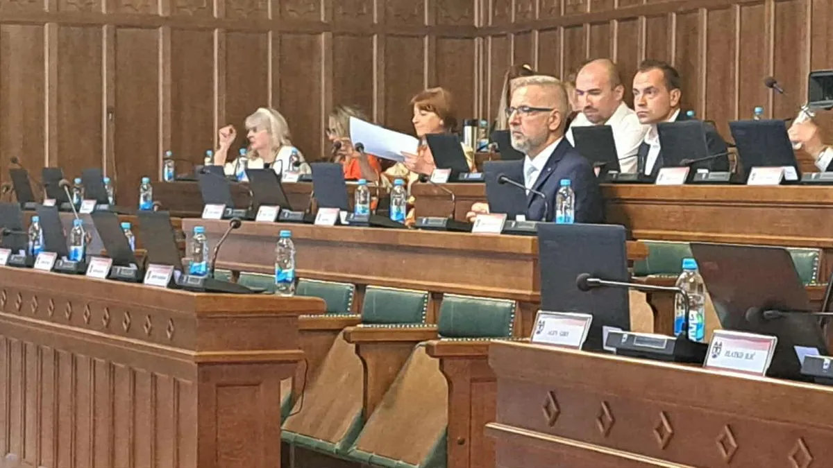 Sjednica je prekinuta 27. maja zvanično zbog nedostatka kvoruma, jer se poslije pauze nisu se pojavili neki vijećnici klubova Trojke.