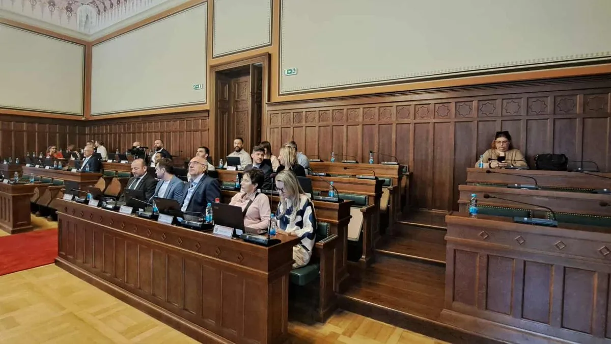 Sjednica je prekinuta 27. maja zvanično zbog nedostatka kvoruma, jer se poslije pauze nisu se pojavili neki vijećnici klubova Trojke.