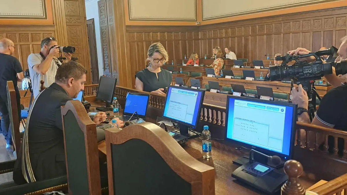 Sjednica je prekinuta 27. maja zvanično zbog nedostatka kvoruma, jer se poslije pauze nisu se pojavili neki vijećnici klubova Trojke.