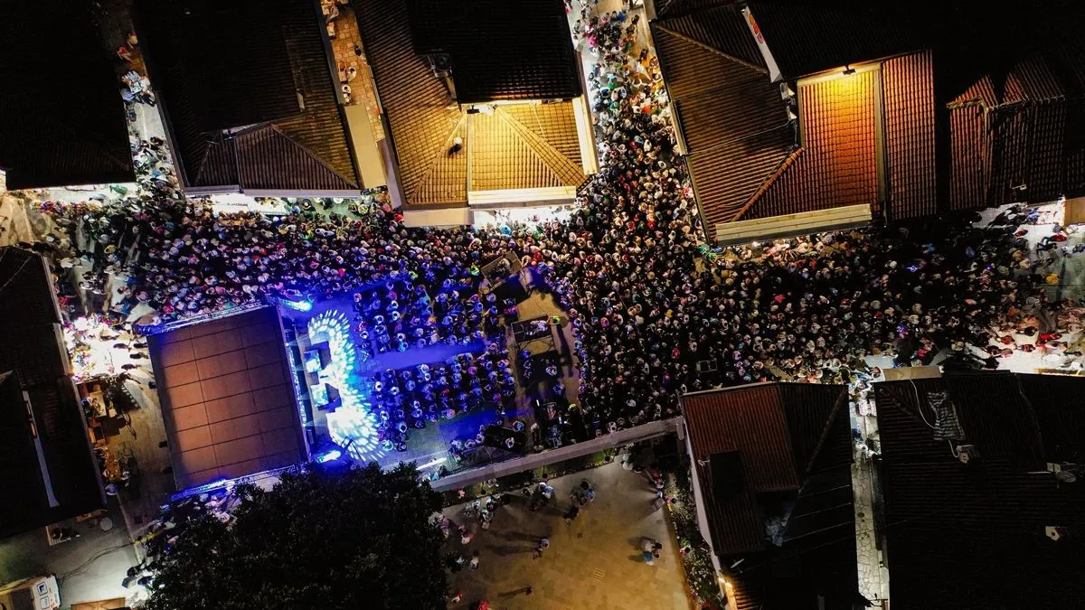 Nebo iznad Baščaršije bilo je vedro, a ambijent gotovo nestvaran.