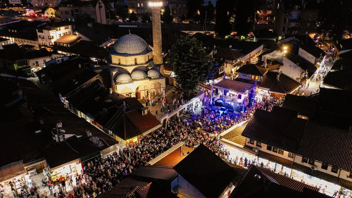 Nebo iznad Baščaršije bilo je vedro, a ambijent gotovo nestvaran.