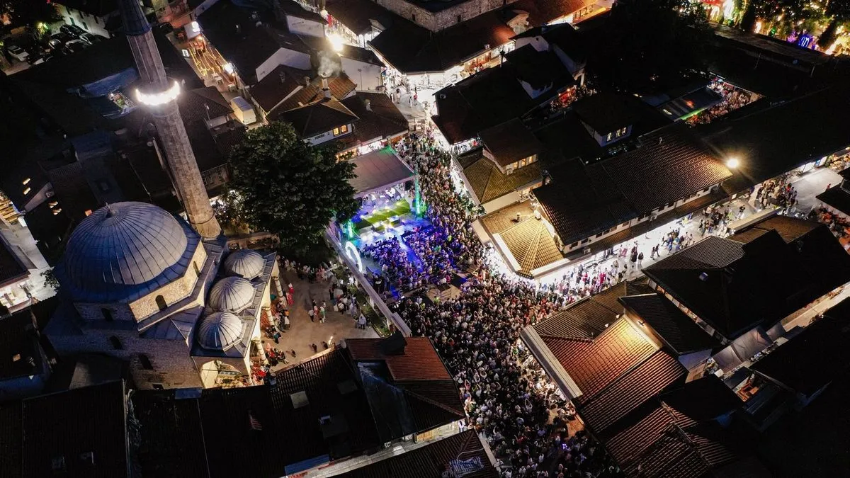 Nebo iznad Baščaršije bilo je vedro, a ambijent gotovo nestvaran.