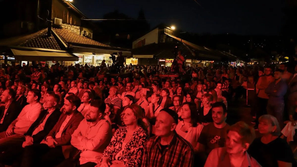 Nebo iznad Baščaršije bilo je vedro, a ambijent gotovo nestvaran.