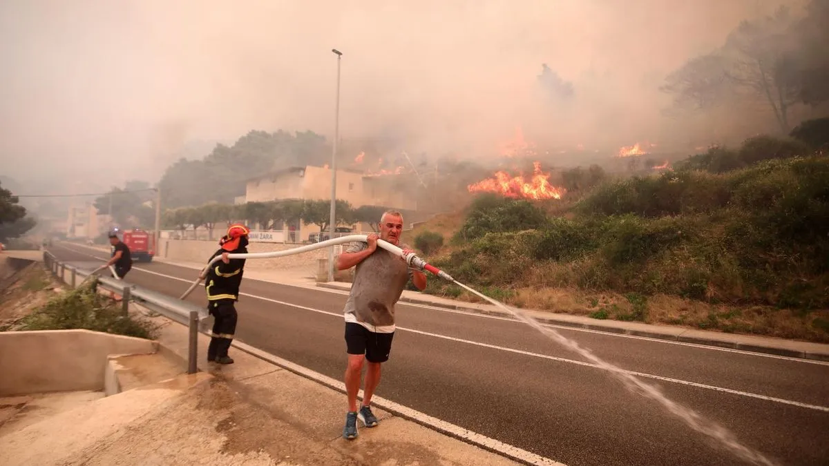 Požar je izbio u mjestu između Omiša i Makarske i brzo se proširio