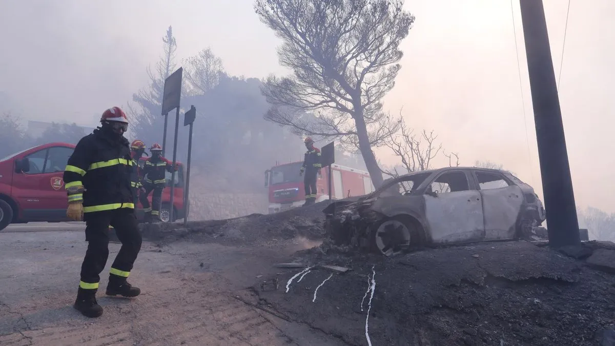 Na terenu su vatrogasne ekipe, a stanje se brzo mijenja zbog vjetra i nepristupačnog terena. 
