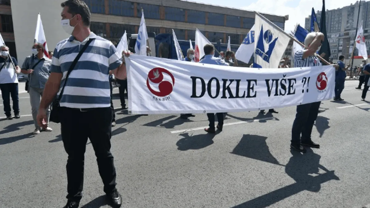 U poređenju sa prethodnim kvartalom, broj zaposlenih osoba se smanjio za 3,5%, dok se broj nezaposlenih osoba povećao za 12,8%