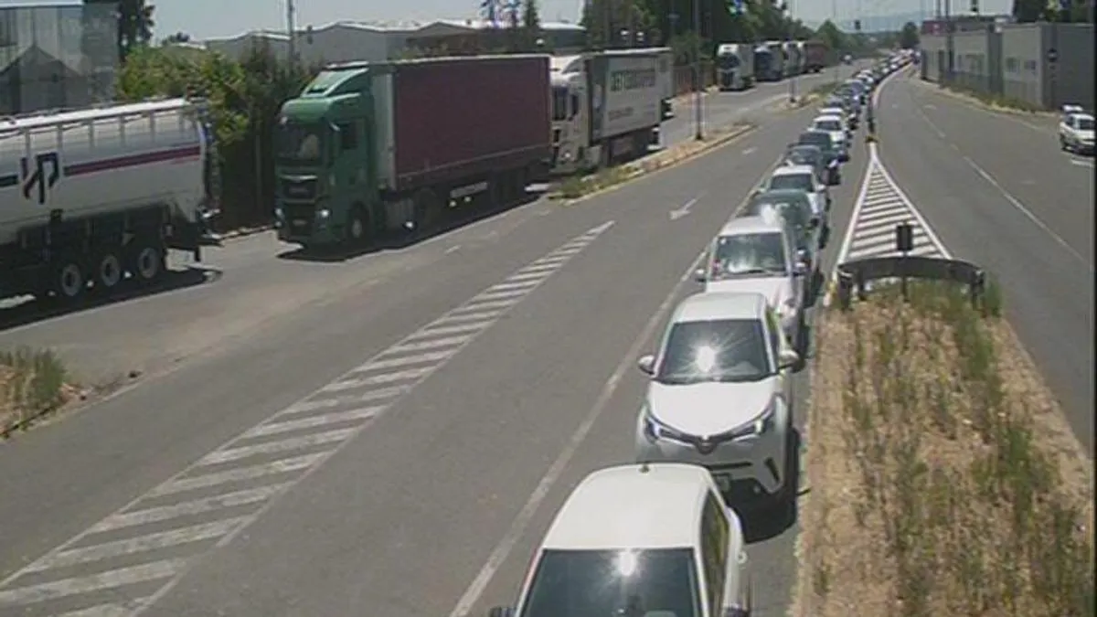 Vozači su pozvani da se informišu o stanju na cestama prije polaska, da voze oprezno i poštuju sve postavljene znakove i upute službenih osoba.