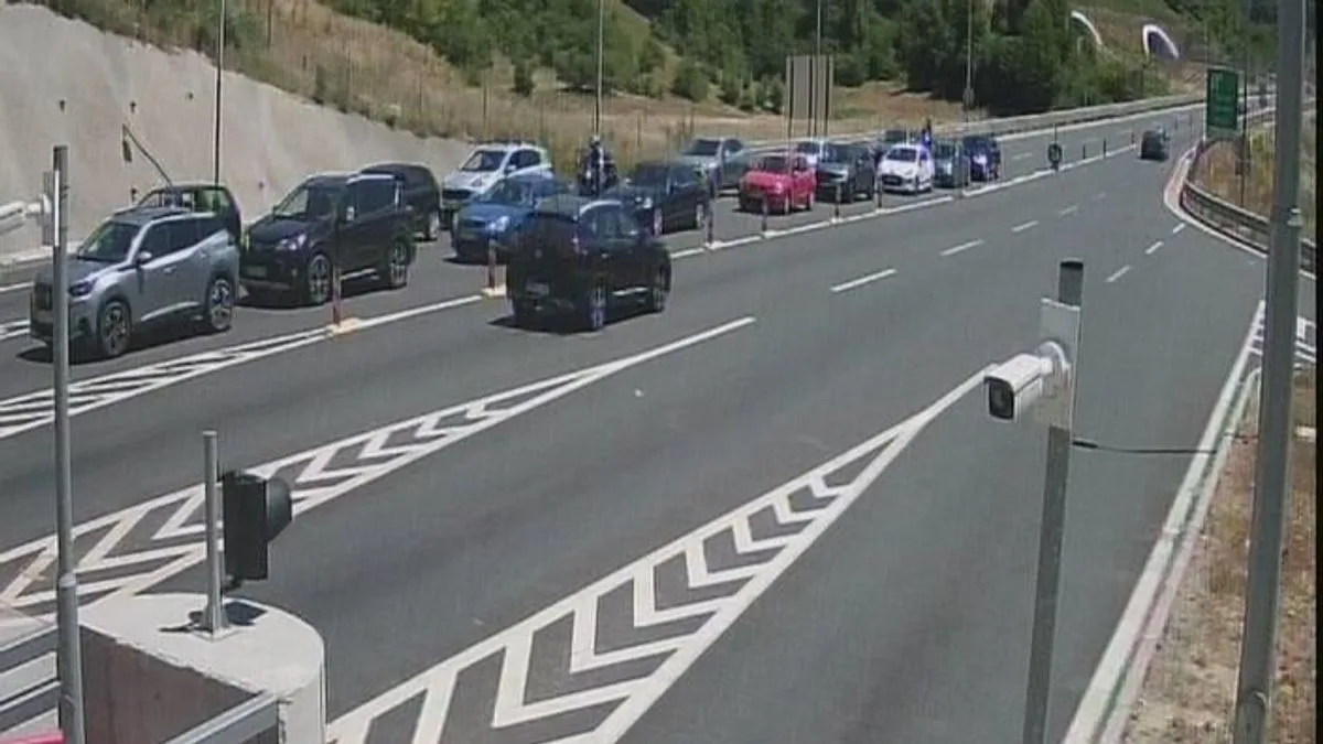 Vozači su pozvani da se informišu o stanju na cestama prije polaska, da voze oprezno i poštuju sve postavljene znakove i upute službenih osoba.