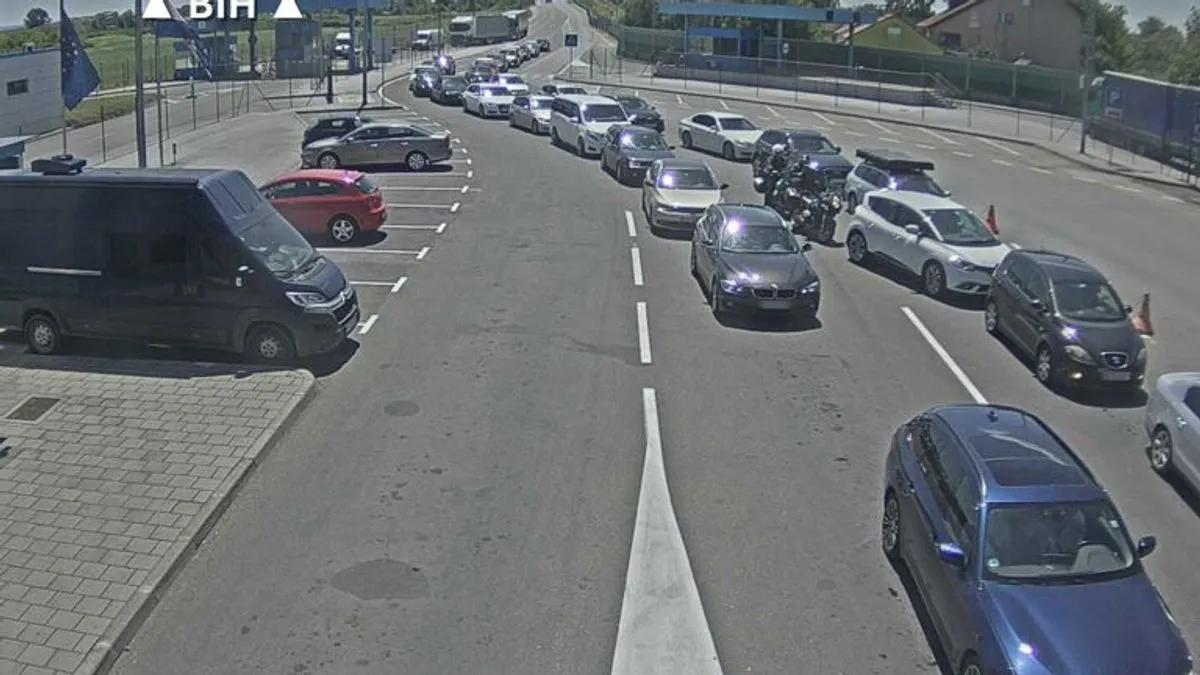Vozači su pozvani da se informišu o stanju na cestama prije polaska, da voze oprezno i poštuju sve postavljene znakove i upute službenih osoba.