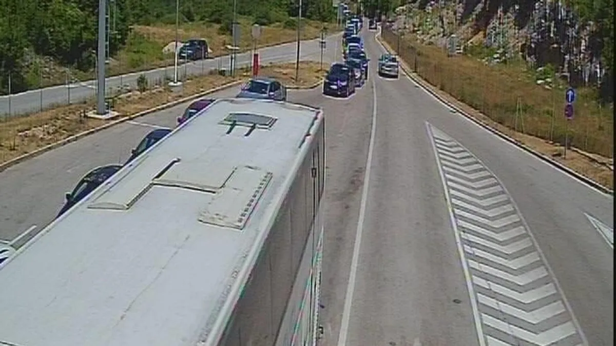 Vozači su pozvani da se informišu o stanju na cestama prije polaska, da voze oprezno i poštuju sve postavljene znakove i upute službenih osoba.