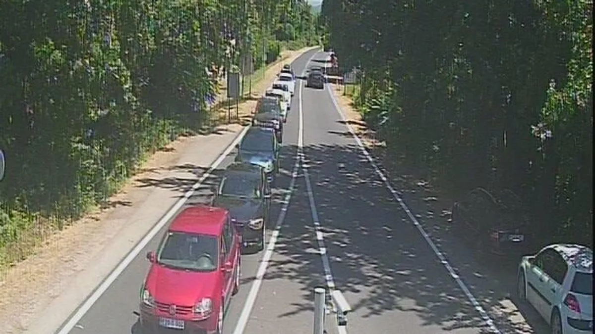 Vozači su pozvani da se informišu o stanju na cestama prije polaska, da voze oprezno i poštuju sve postavljene znakove i upute službenih osoba.