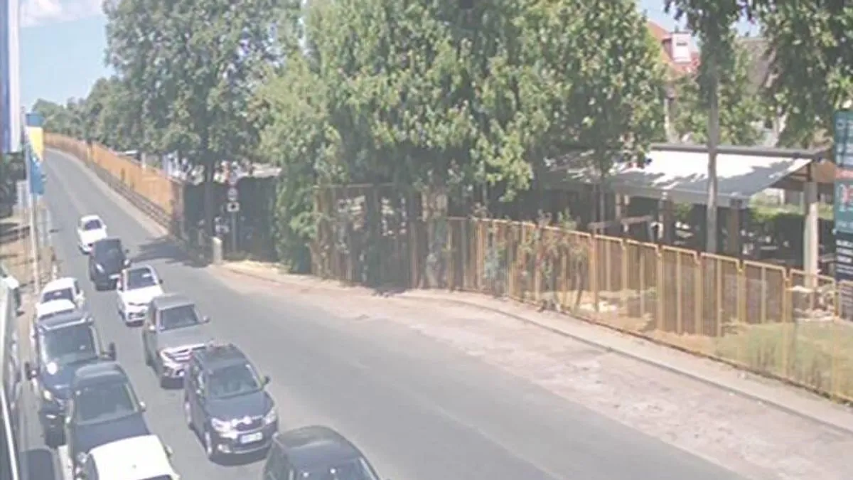 Vozači su pozvani da se informišu o stanju na cestama prije polaska, da voze oprezno i poštuju sve postavljene znakove i upute službenih osoba.