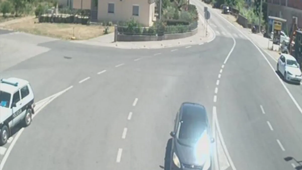 Vozači su pozvani da se informišu o stanju na cestama prije polaska, da voze oprezno i poštuju sve postavljene znakove i upute službenih osoba.