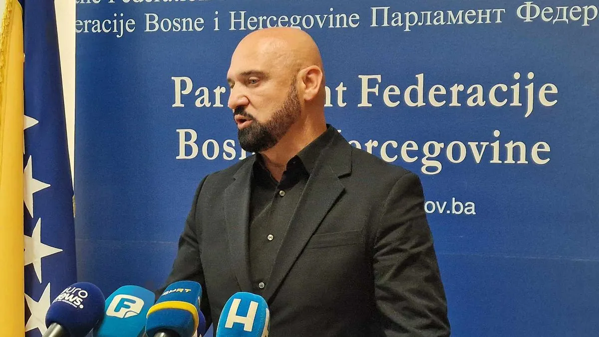 Zbog zmije kasni sjednica Parlamenta FBiH: Zahiragić tvrdi da je uzrok tender Trojke