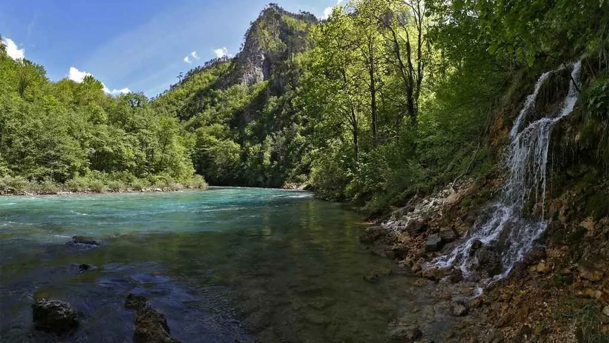 Tamo gdje se planine grle s nebom, a rijeka svojim tokom piše najljepšu pjesmu prirode, tu teče Tara