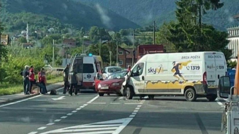 U nesreći su učestvovala dva vozila, a još jedna osoba je teško povrijeđena
