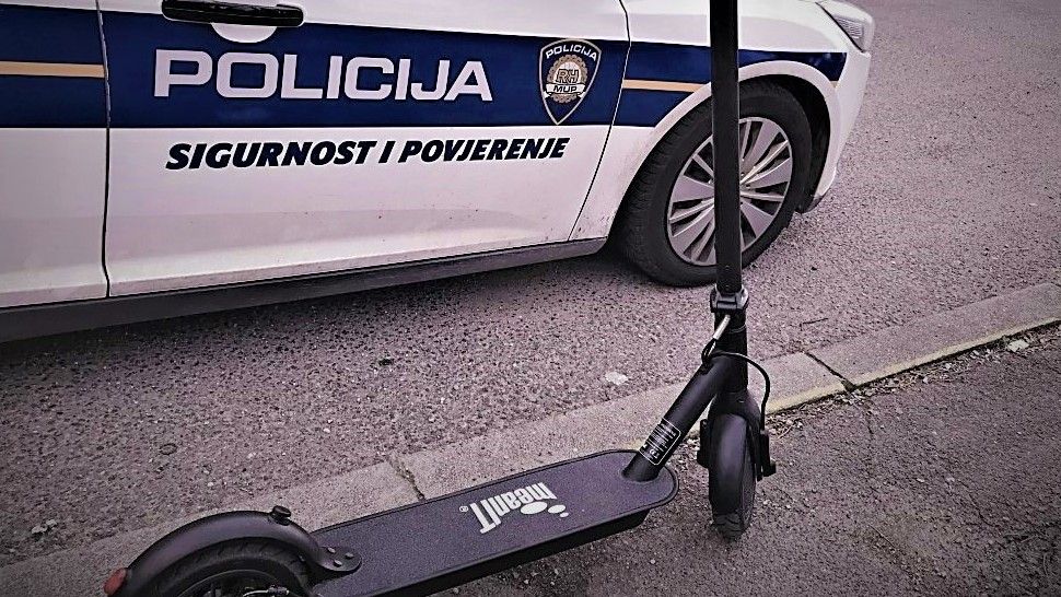 Romobilom je u pokušaju izbjegavanja stuba naletio na dijete na rolama koje bilo s majkom i ocem.
