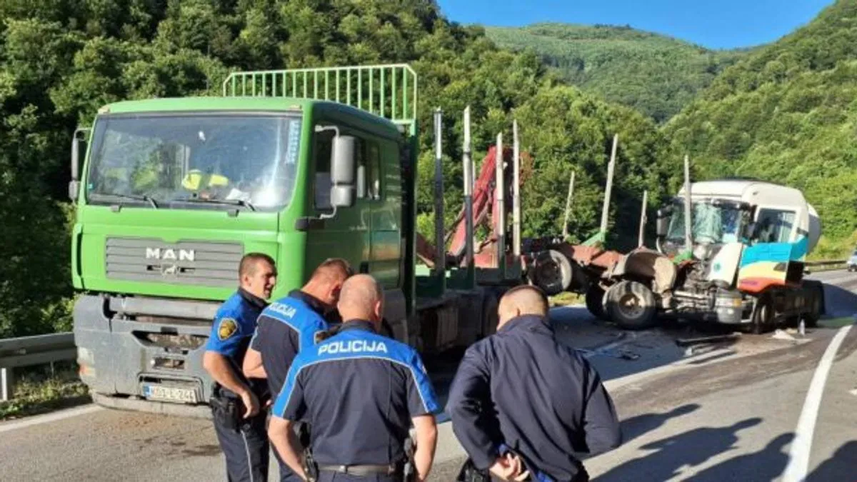 U mjestu Vodovod, nadomak Novog Travnika, dogodila se teška saobraćajna nesreća u kojoj je cisterna udarila u prikolicu teretnog kamiona.