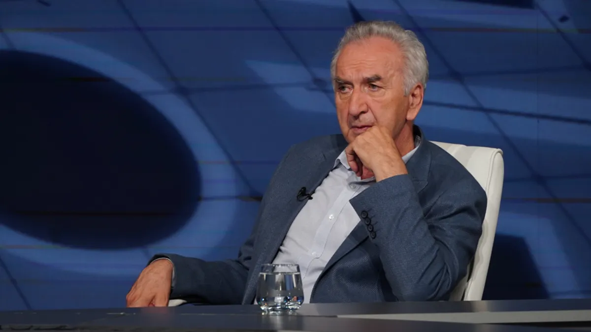 Bivši predsjednik SDS-a, državni ministar, predsjednik RS i član predsjedništva Bosne i Hercegovine Mirko Šarović jedan je od tri potpisnika pisma upućenog predsejdniku SDS-a 