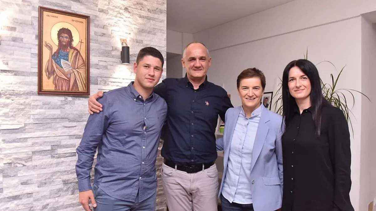 Brnabić je prenijela i zahvalnost predsjednika Srbije Aleksandra Vučića, naglasivši da joj je „čast što može da ih nazove prijateljima i saborcima“.