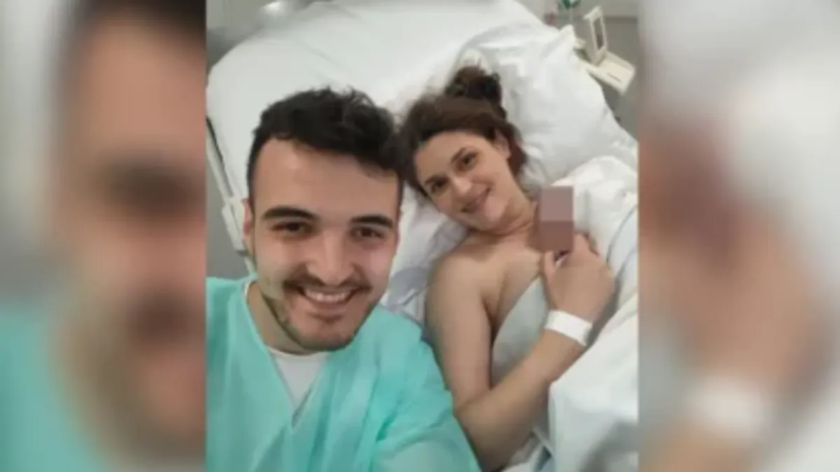 Onda – najljepši trenutak. Doktor mi dozvoljava da vidim glavicu – mala kosica! Kažem joj to, ona se osmjehuje