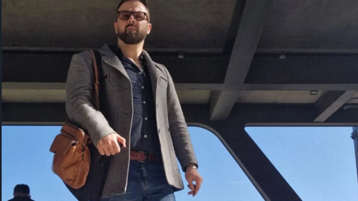 Prije svega ja sam patriota, i privatno me jako boli šta politički mešetari i karijeristi rade od ove države