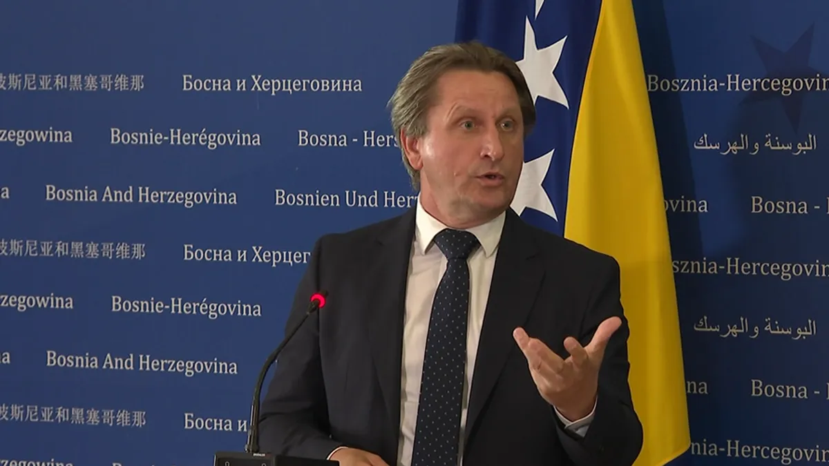 I ovu, kao i brojne sjednice prije, obilježile su pauze koje su se nizale jedna za drugom. 