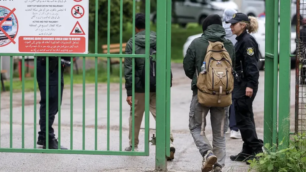 Državna Služba za poslove sa strancima, koja upravlja prihvatnim centrima u BiH, ističe da izmještanje Blažuja nije moguće bez prethodnog određivanja nove lokacije