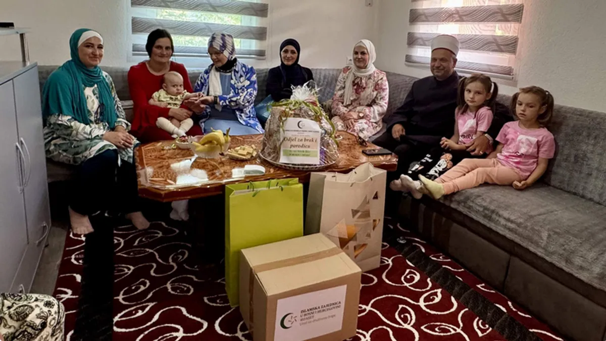 Podrška natalitetu: Reisul-ulema darovao tri porodice na području Muftijstva travničkog