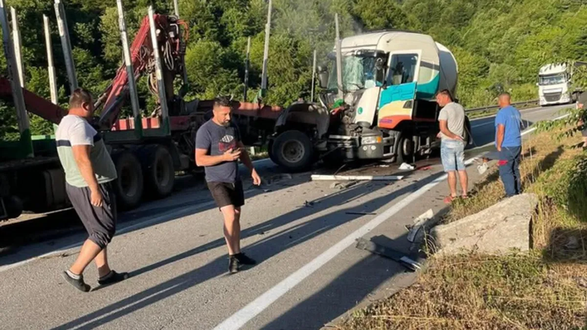 U mjestu Vodovod, nadomak Novog Travnika, dogodila se teška saobraćajna nesreća u kojoj je cisterna udarila u prikolicu teretnog kamiona.