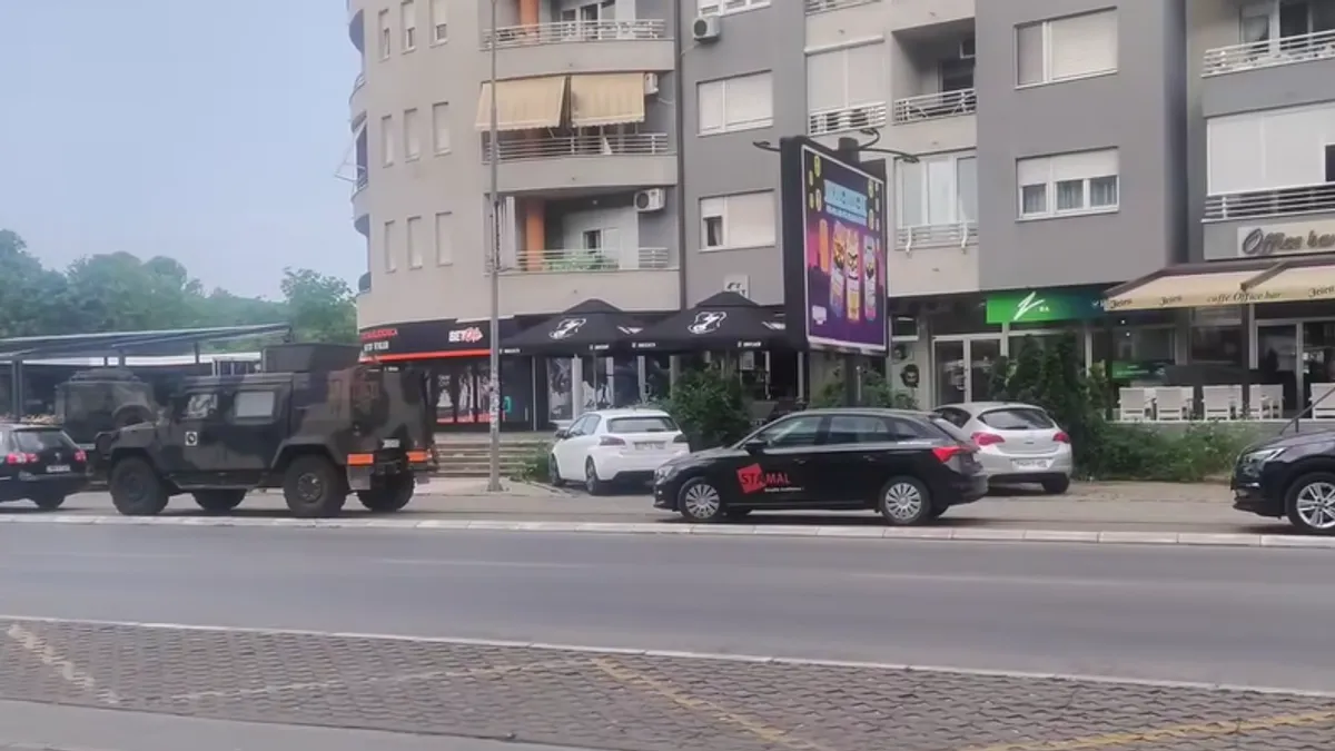 Vozila EUFOR-a sa više vojnika parkirana su u neposrednoj blizini mosta "Venecija" u Banjoj Luci. 