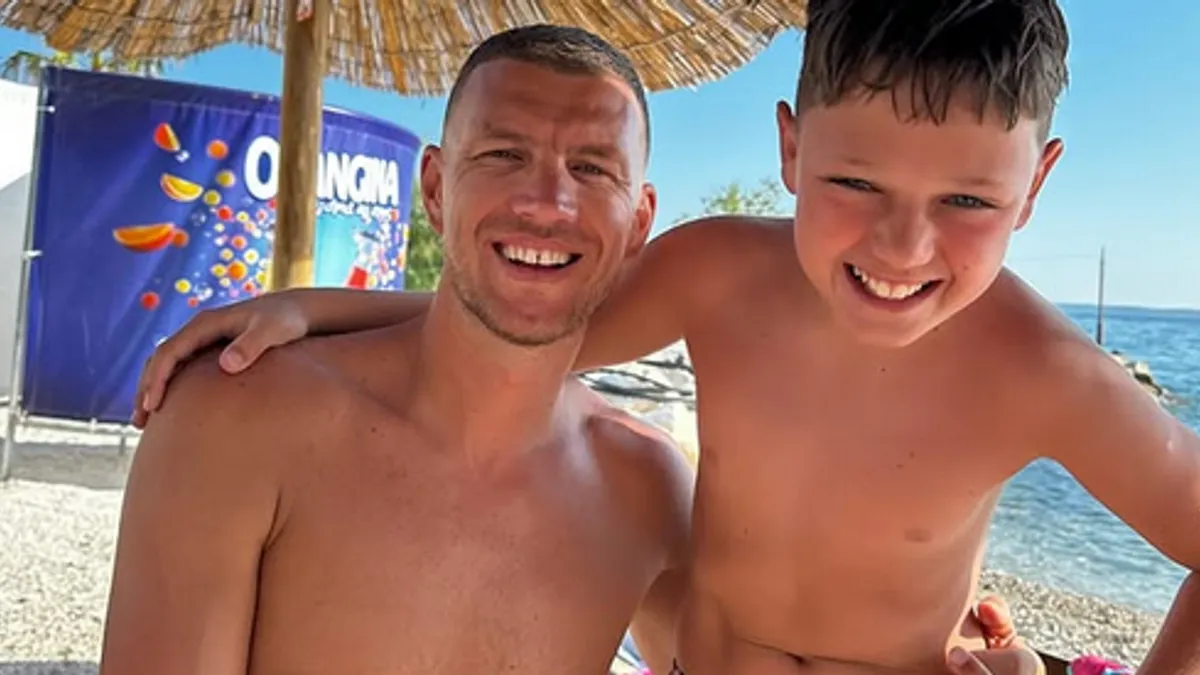 Ibričić je objavio fotografiju Džeke i svog sina Edina na plaži, kao i zajedničku fotografiju.