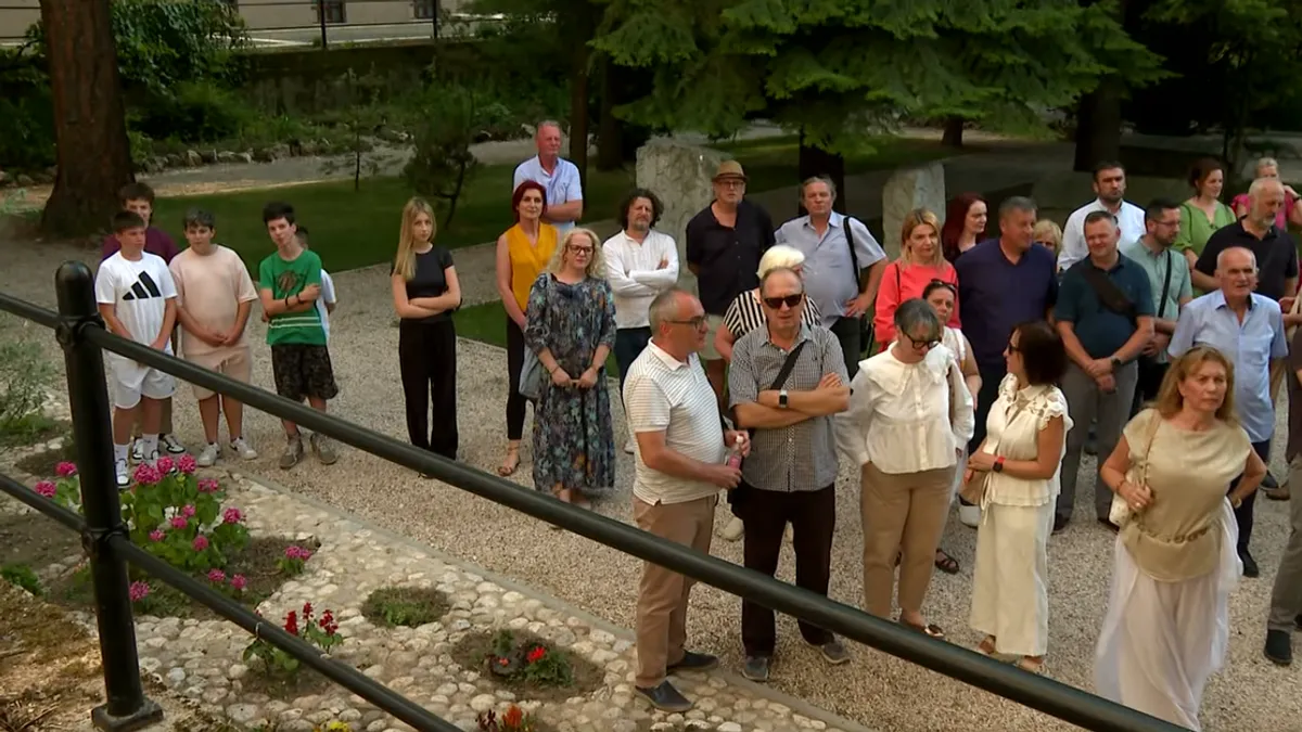 Autori izložbe su Aldin Popaja, bosansko-češki slikar, i Enver Kasum, restaurator i kolekcionar iz SAD-a, obojica porijeklom iz BiH.