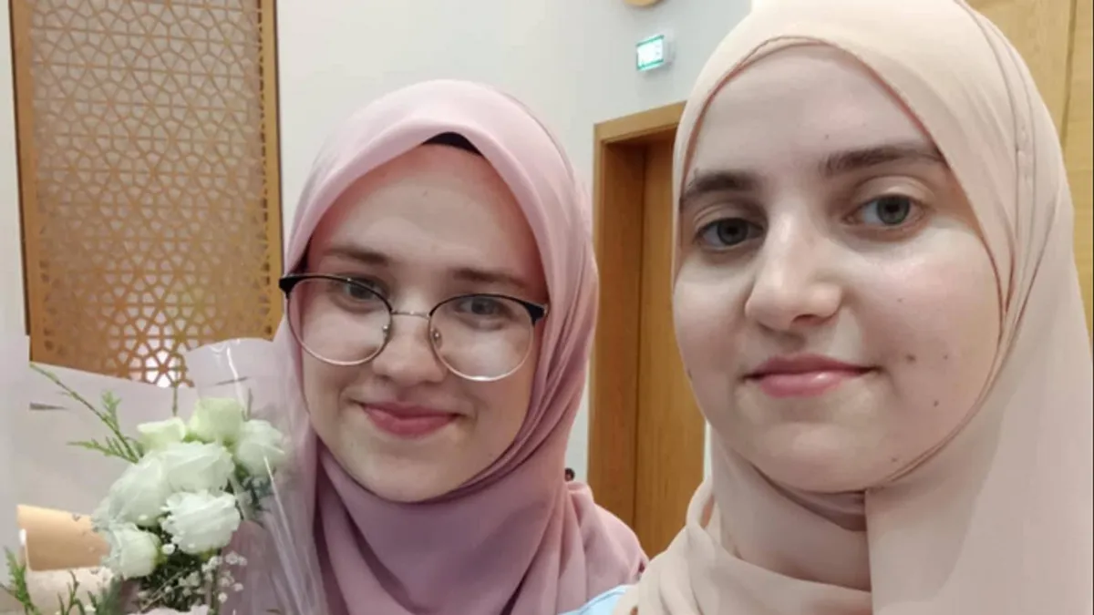 Hadidža je polaznica Škole Kur’ana 'Ebu Bekr es-Sidik', koja djeluje pri Muftijstvu travničkom, a njena muhafiza je hafiza Asja Čilić-Skoko
