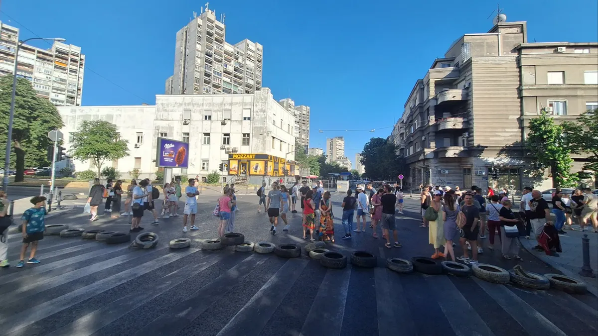 Nastavlja se otpor Vučićevom režimu, blokiran centar Zemuna: Kontejneri i ograde nasred puta 