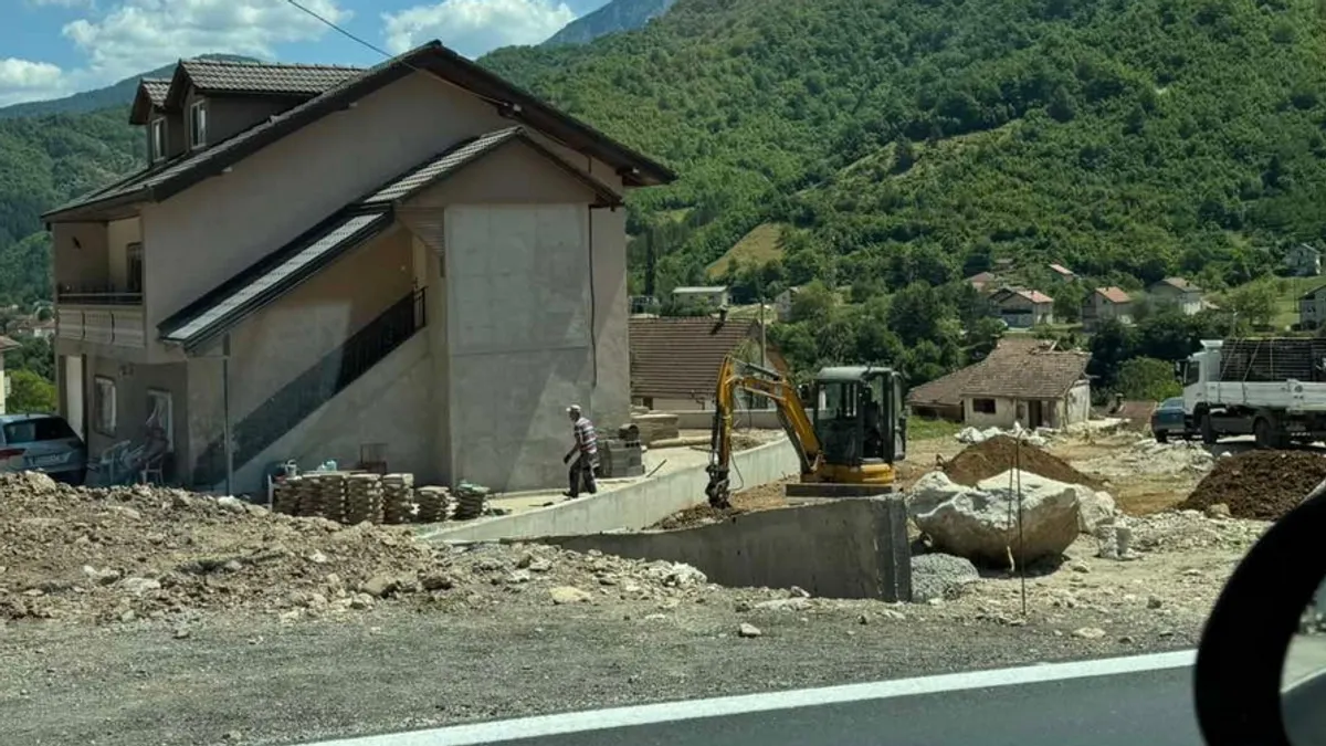 Nema miliona, samo pustoš i gorčina obećanja: Donja Jablanica i dalje čeka obnovu, političari kamere