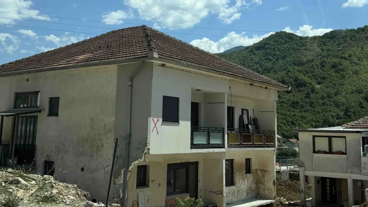 Nema miliona, samo pustoš i gorčina obećanja: Donja Jablanica i dalje čeka obnovu, političari kamere
