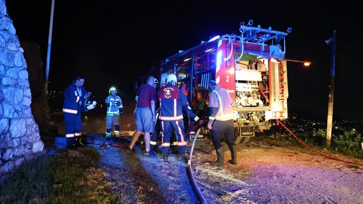 Ugašen požar kod Bijele tabije: Vatrogasci i dalje u pripravnosti