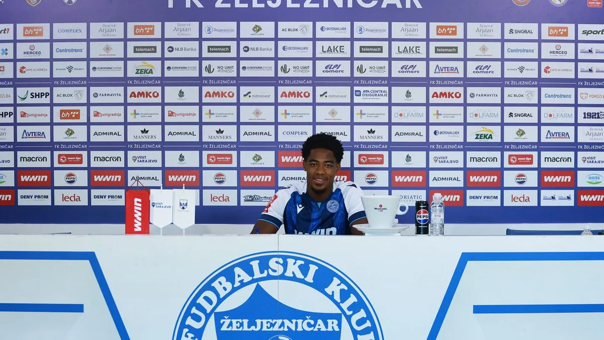 Nizozemski defanzivac Collin Seedorf novi je igrač Željezničara, a potpisao je ugovor do ljeta 2027. godine.
