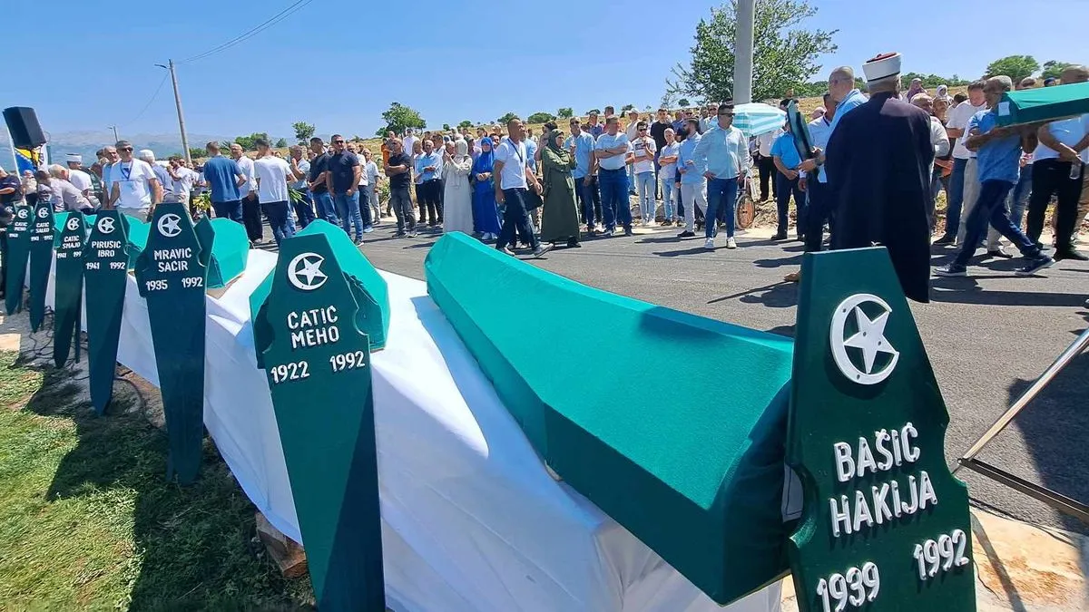 Danas je tabute obasjalo sunce, a u tabutima posmrtni ostaci onih koji su 1992. po velikom pljusku odvedeni iz svog kraja, ubijeni i bačeni u jamu Lipovača