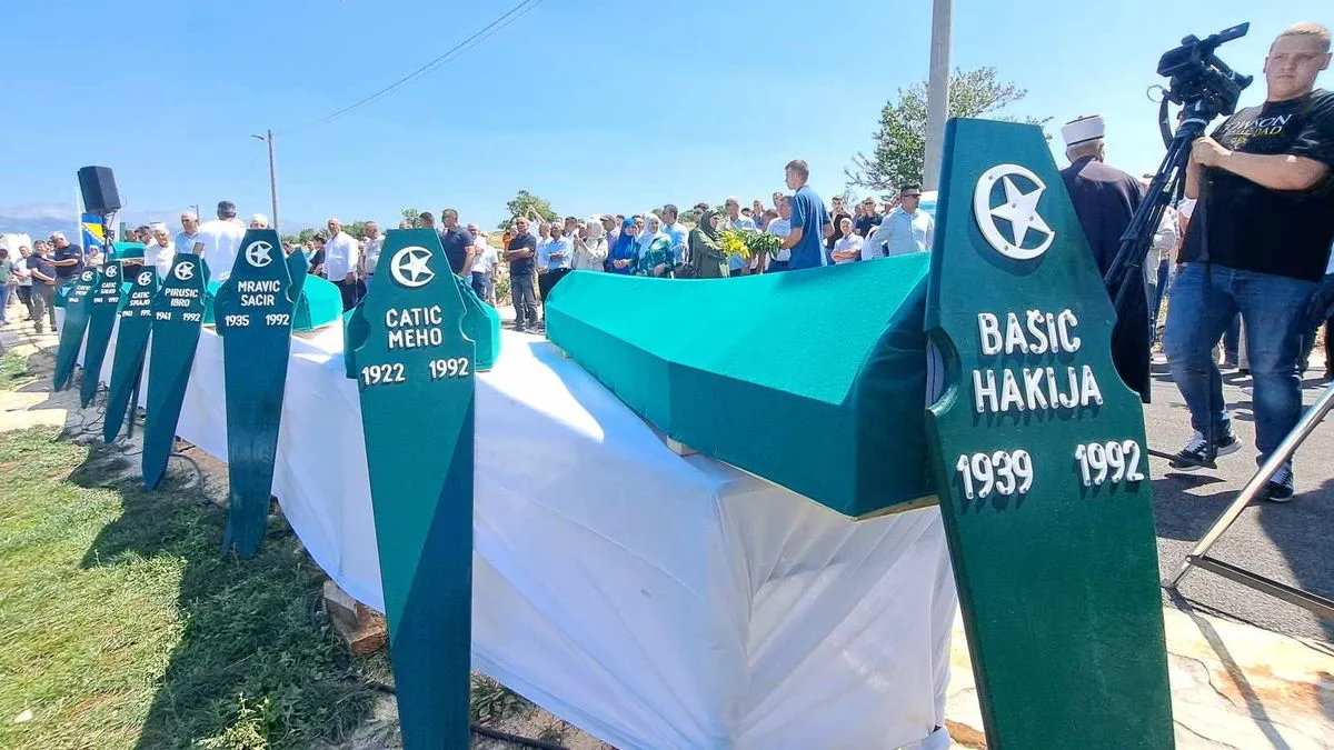 Danas je tabute obasjalo sunce, a u tabutima posmrtni ostaci onih koji su 1992. po velikom pljusku odvedeni iz svog kraja, ubijeni i bačeni u jamu Lipovača