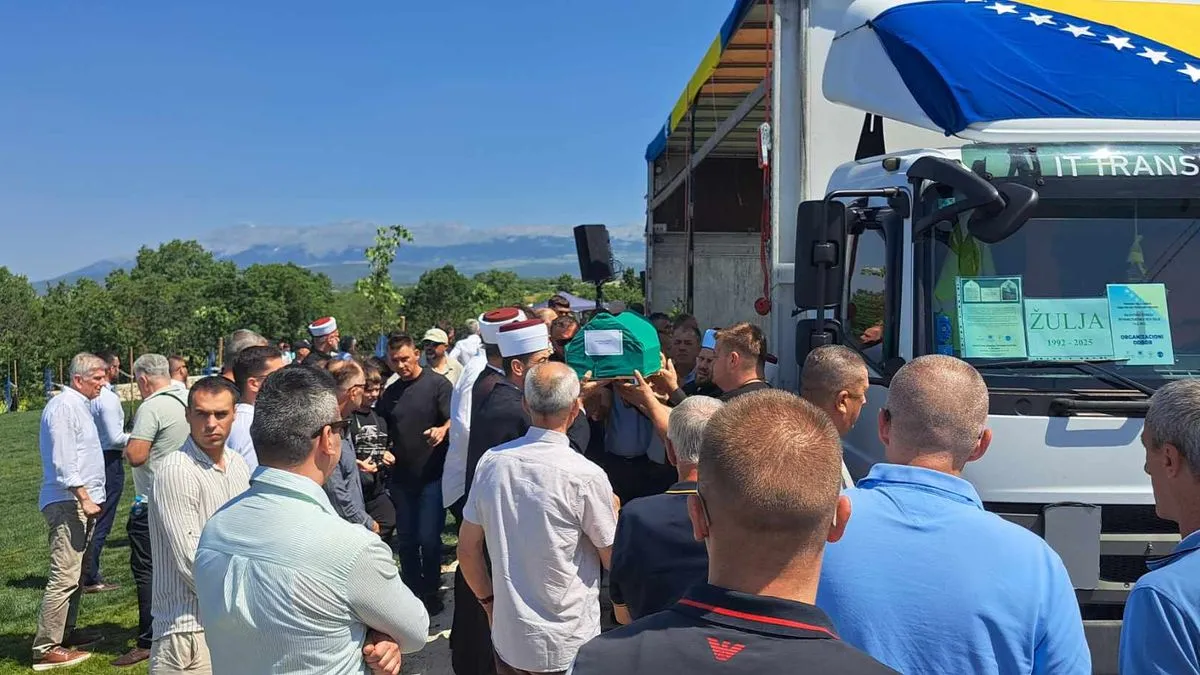 Danas je tabute obasjalo sunce, a u tabutima posmrtni ostaci onih koji su 1992. po velikom pljusku odvedeni iz svog kraja, ubijeni i bačeni u jamu Lipovača
