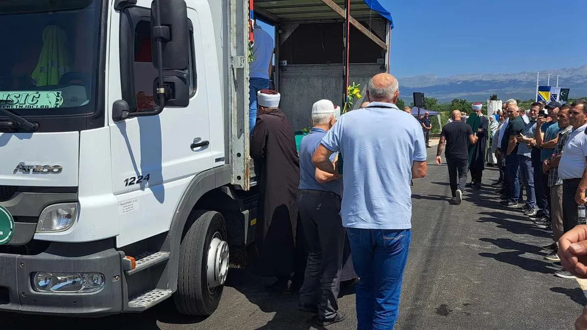 Danas je tabute obasjalo sunce, a u tabutima posmrtni ostaci onih koji su 1992. po velikom pljusku odvedeni iz svog kraja, ubijeni i bačeni u jamu Lipovača