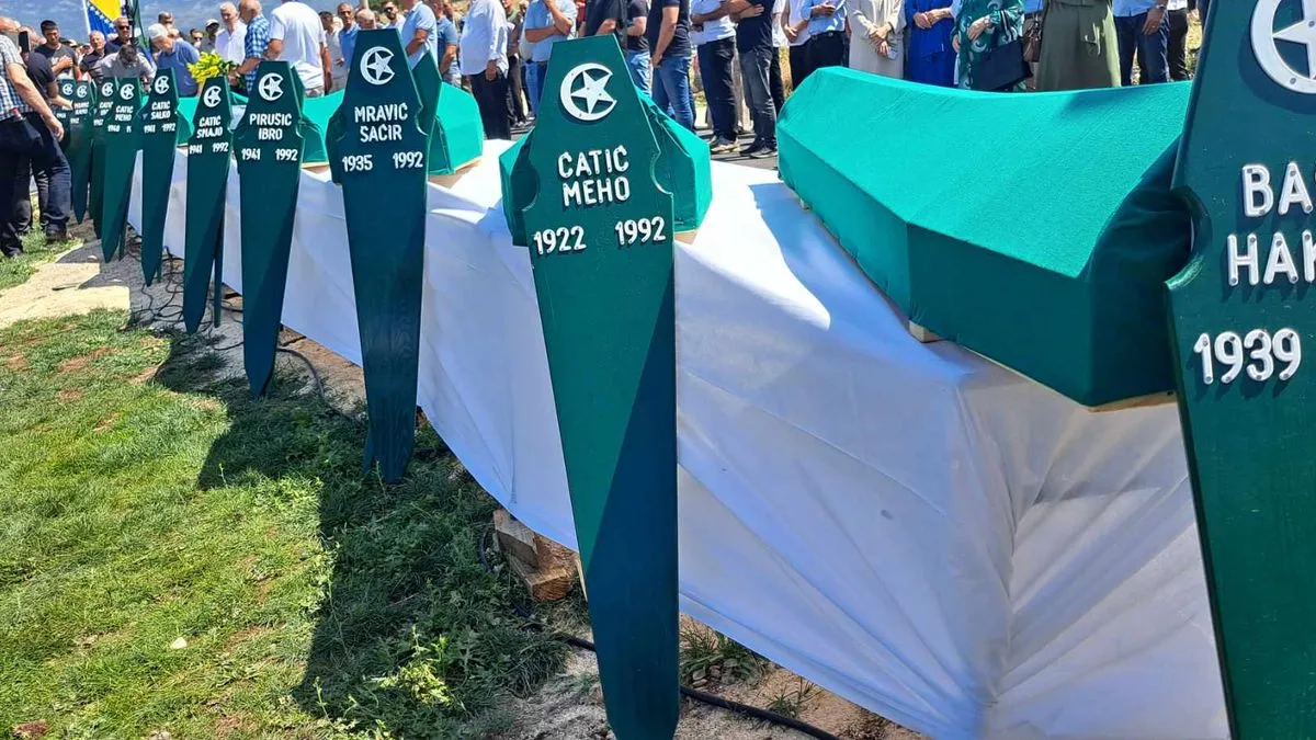 Danas je tabute obasjalo sunce, a u tabutima posmrtni ostaci onih koji su 1992. po velikom pljusku odvedeni iz svog kraja, ubijeni i bačeni u jamu Lipovača
