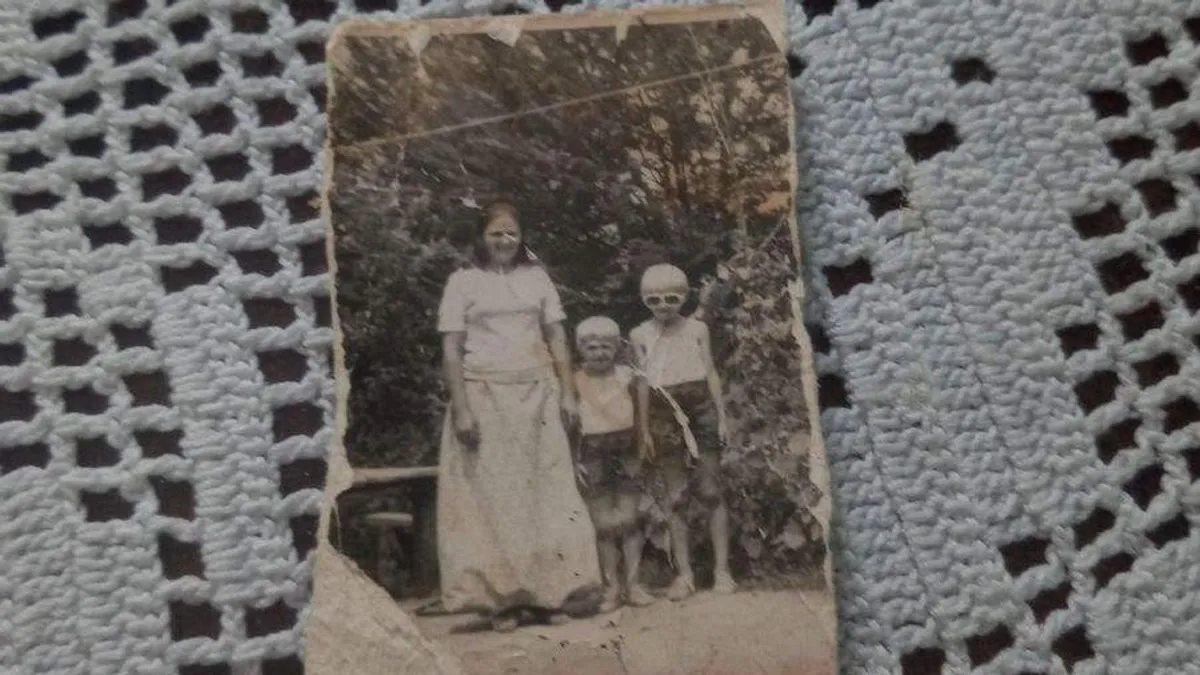 Mezarje u Potočarima puno je kabura s dvije ili tri kosti tijela žrtava koje su mučki ubijene u Srebrenici u julu 1995. godine, u tadašnjoj "zaštićenoj zoni" Ujedinjenih nacija.