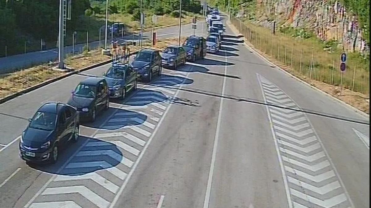 Zbog aktivnih klizišta, saobraćaj je usporen i na magistralnim putevima.